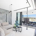 度假居 Geraeumige Mit Grossem Garten Und Pool By Interhome