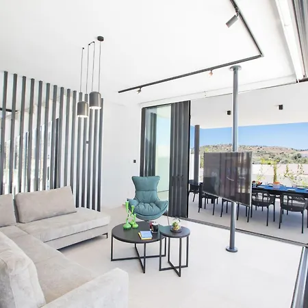 Semesterbostad Geraeumige Mit Grossem Garten Und Pool By Interhome