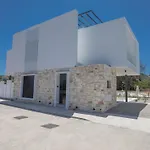 Geraeumige Mit Grossem Garten Und Pool By Interhome Feriehus *