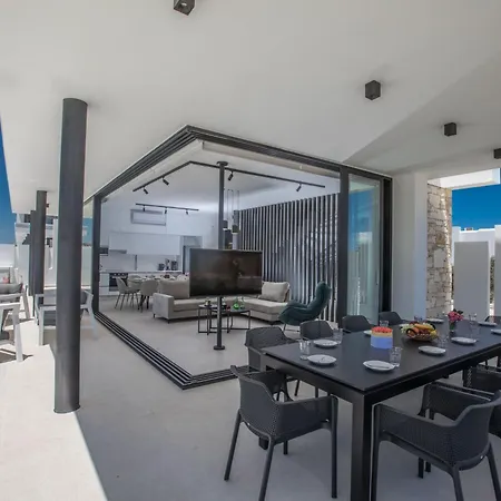 Case de vacanță Geraeumige Mit Grossem Garten Und Pool By Interhome