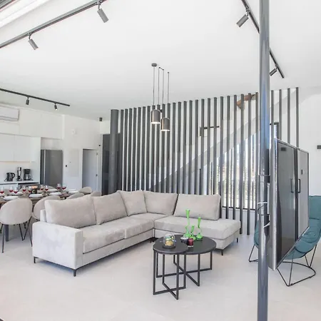 Case de vacanță Geraeumige Mit Grossem Garten Und Pool By Interhome *