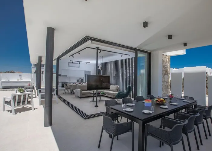 Case de vacanță Geraeumige Mit Grossem Garten Und Pool By Interhome