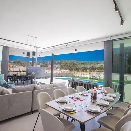 Nyaraló Geraeumige Mit Grossem Garten Und Pool By Interhome