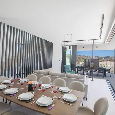 Geraeumige Mit Grossem Garten Und Pool By Interhome Nyaraló