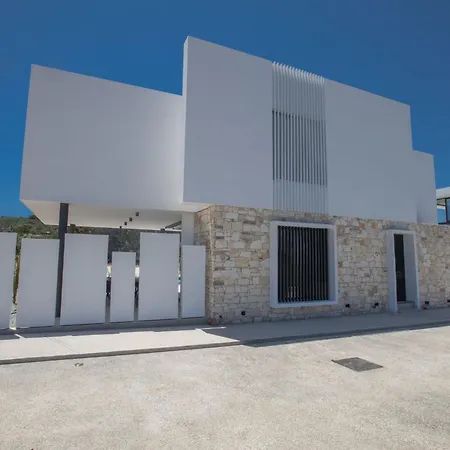 Geraeumige Mit Grossem Garten Und Pool By Interhome Сasa de vacaciones Protaras