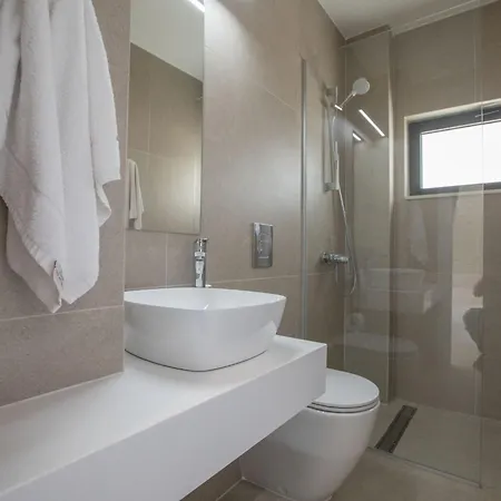 Сasa de vacaciones Geraeumige Mit Grossem Garten Und Pool By Interhome Protaras