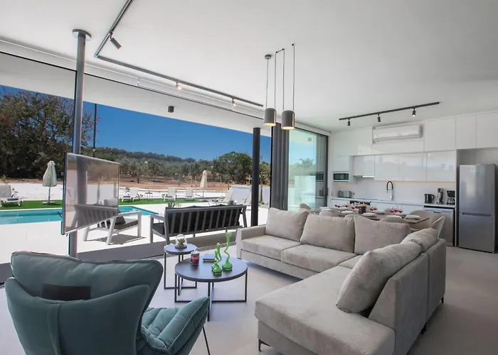 Nyaraló Geraeumige Mit Grossem Garten Und Pool By Interhome