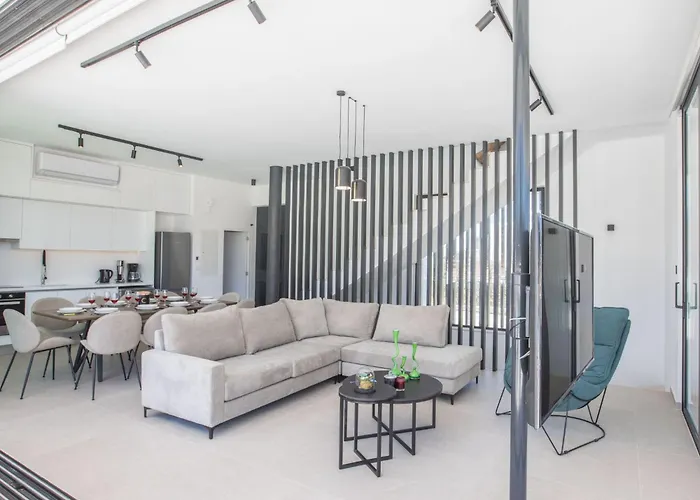 Nyaraló Geraeumige Mit Grossem Garten Und Pool By Interhome *