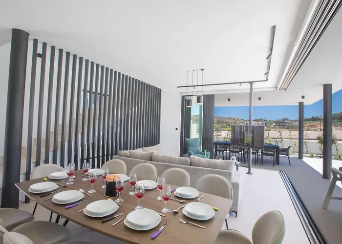 Geraeumige Mit Grossem Garten Und Pool By Interhome Nyaraló