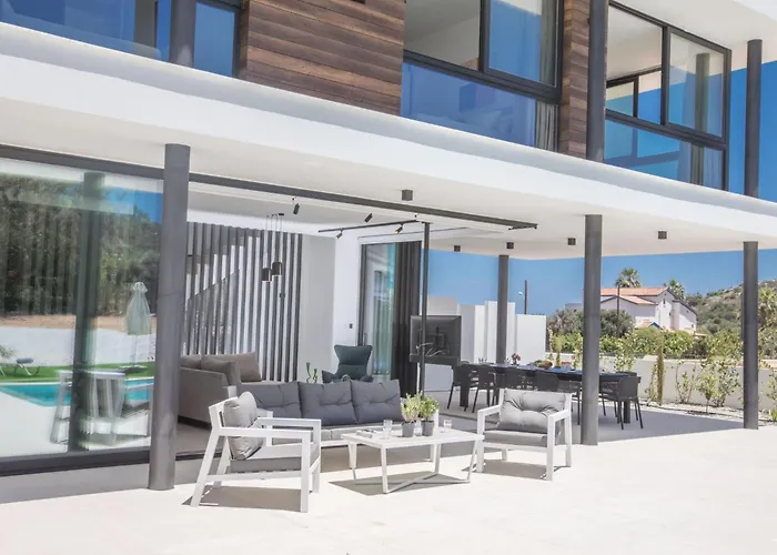 Geraeumige Mit Grossem Garten Und Pool By Interhome Nyaraló Protarász