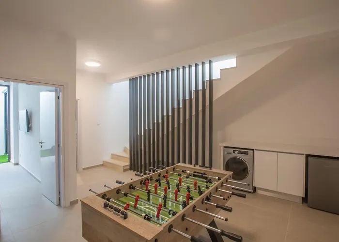 Nyaraló Geraeumige Mit Grossem Garten Und Pool By Interhome